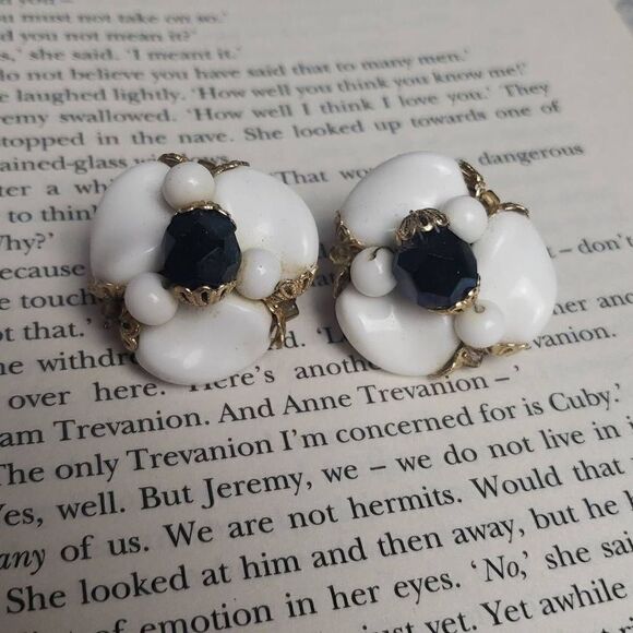 Vintage Black and White Plastic Cluster Clip On Earrings - Picture 1 of 8